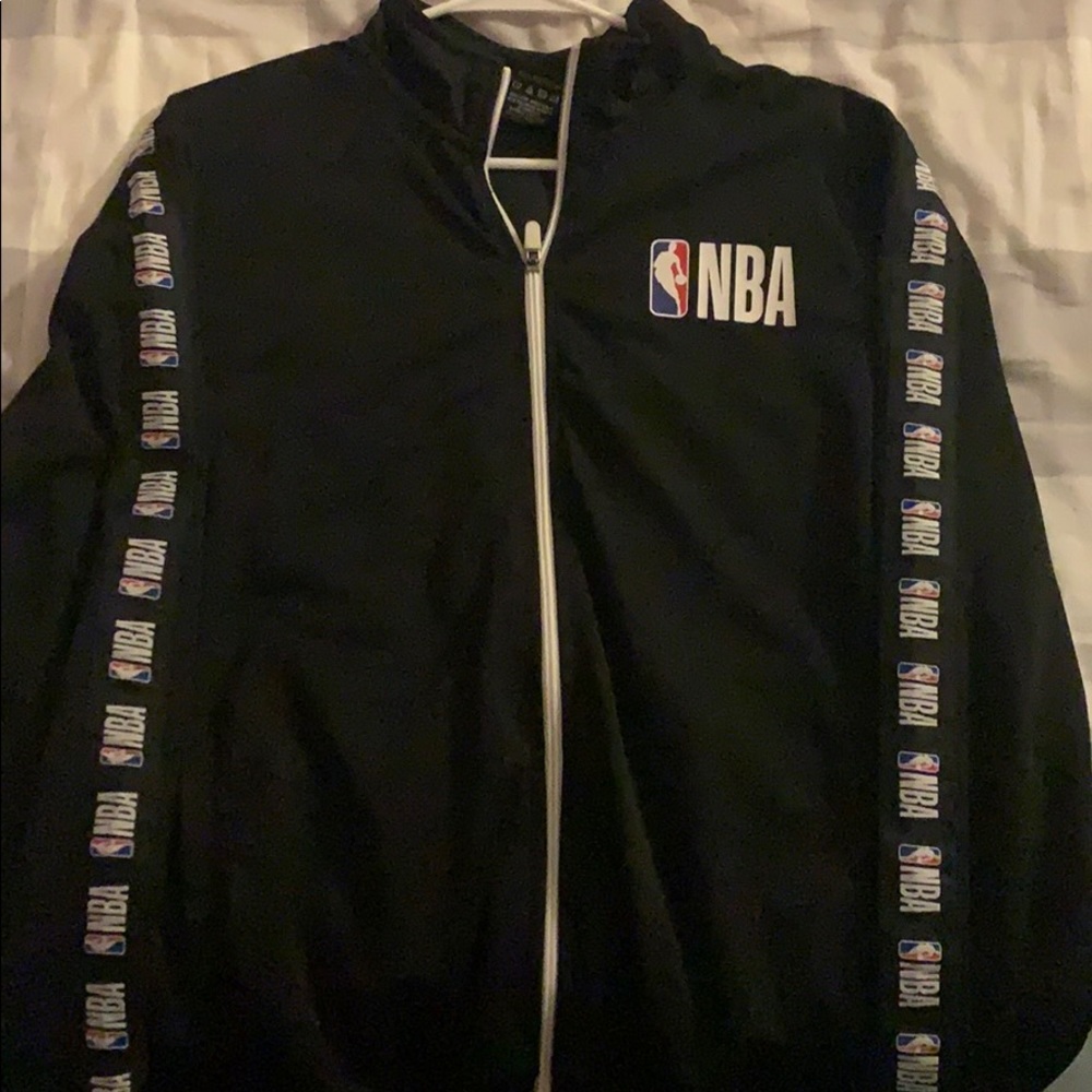 NBA sweater LARGE.